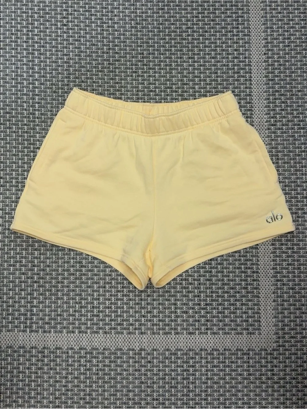 Alo Yoga Accolade Short in Candlelight Yellow